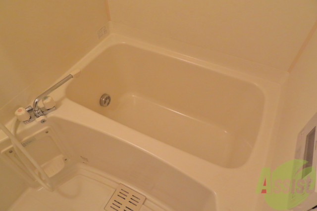 バス・シャワールーム　こちらはお風呂です。追い焚き機能で楽にお風呂。