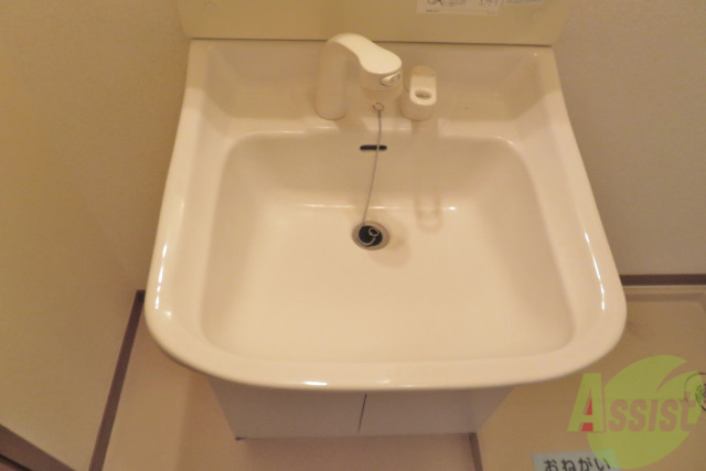 洗面設備　洗面台は独立ですので朝の準備が捗りますね。