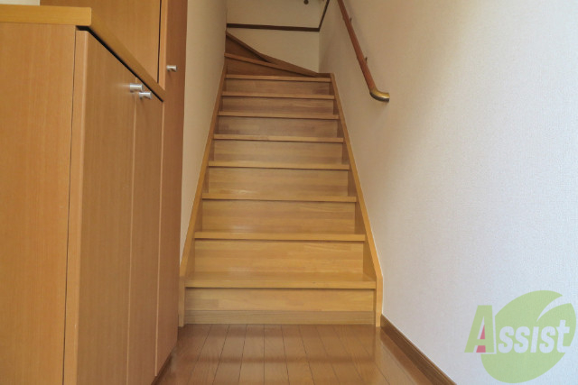 玄関　玄関から撮影してみました。広いリビングに繋がっています。