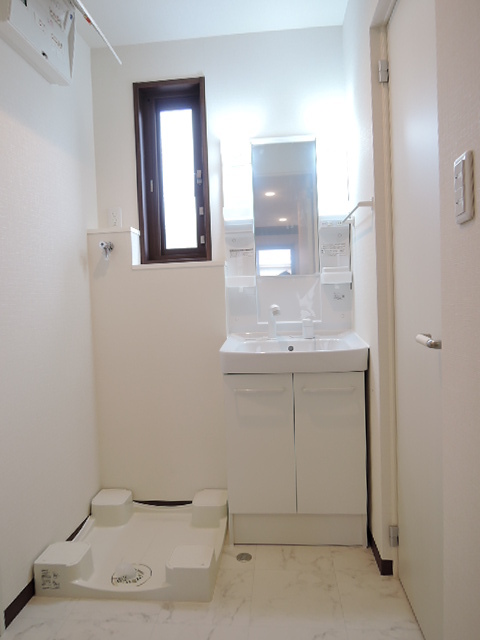 洗面設備　便利なシャワー付き洗面化粧台