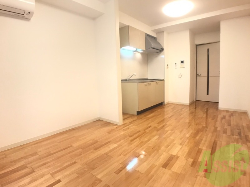 居室・リビング　リビングは窓が大きいので、日中はよく陽が入ってきます。