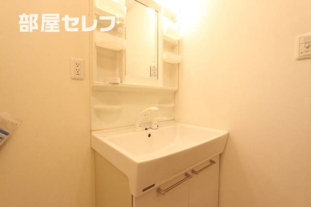 洗面設備　洗面台にも収納があります