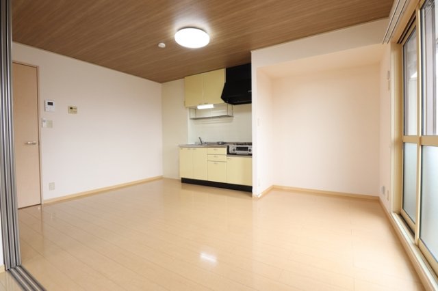 居室・リビング　こちらのリビングで趣味の時間をお楽しみください