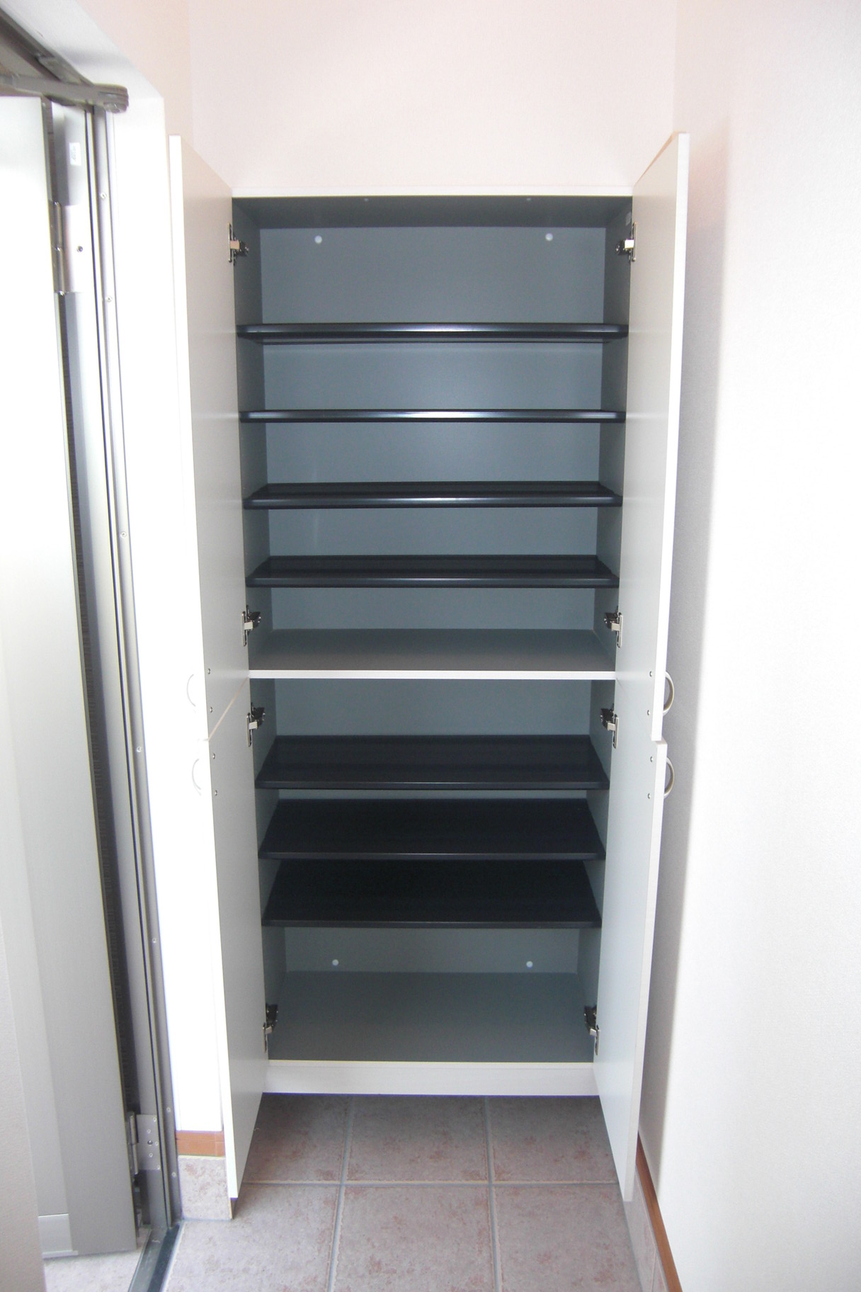 玄関　玄関には大きなシューズボックス付きです。大容量！