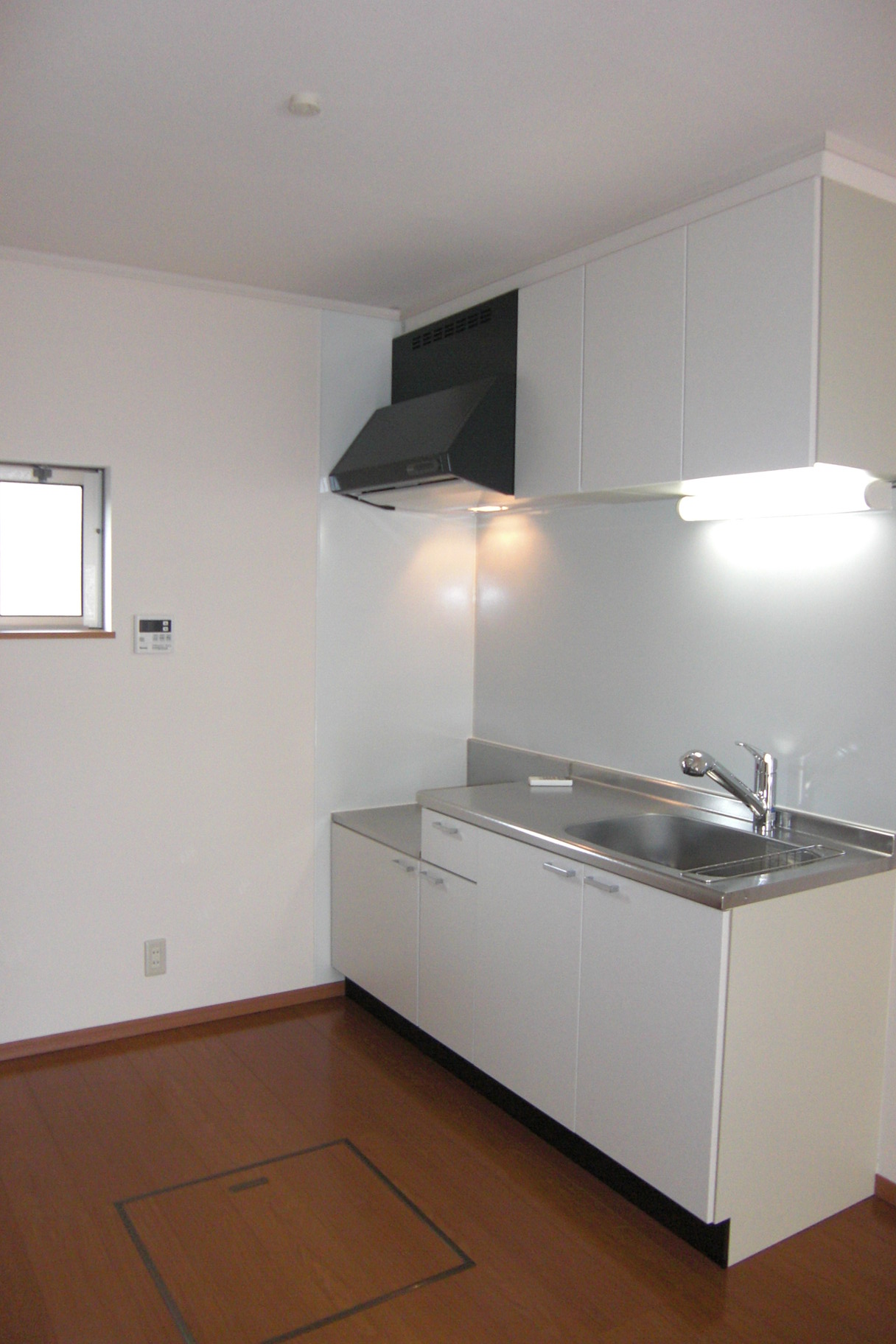 キッチン　独立型のキッチン。窓もあり換気も出来ますね。