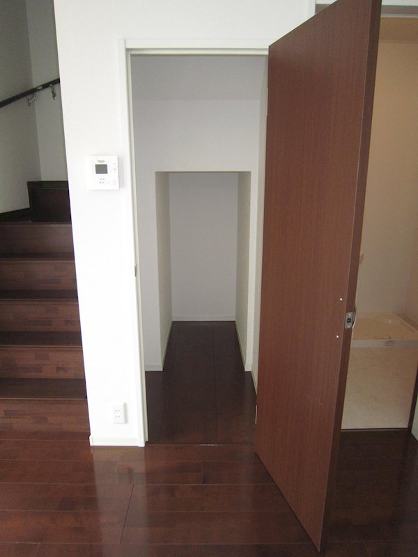 収納　階段下収納