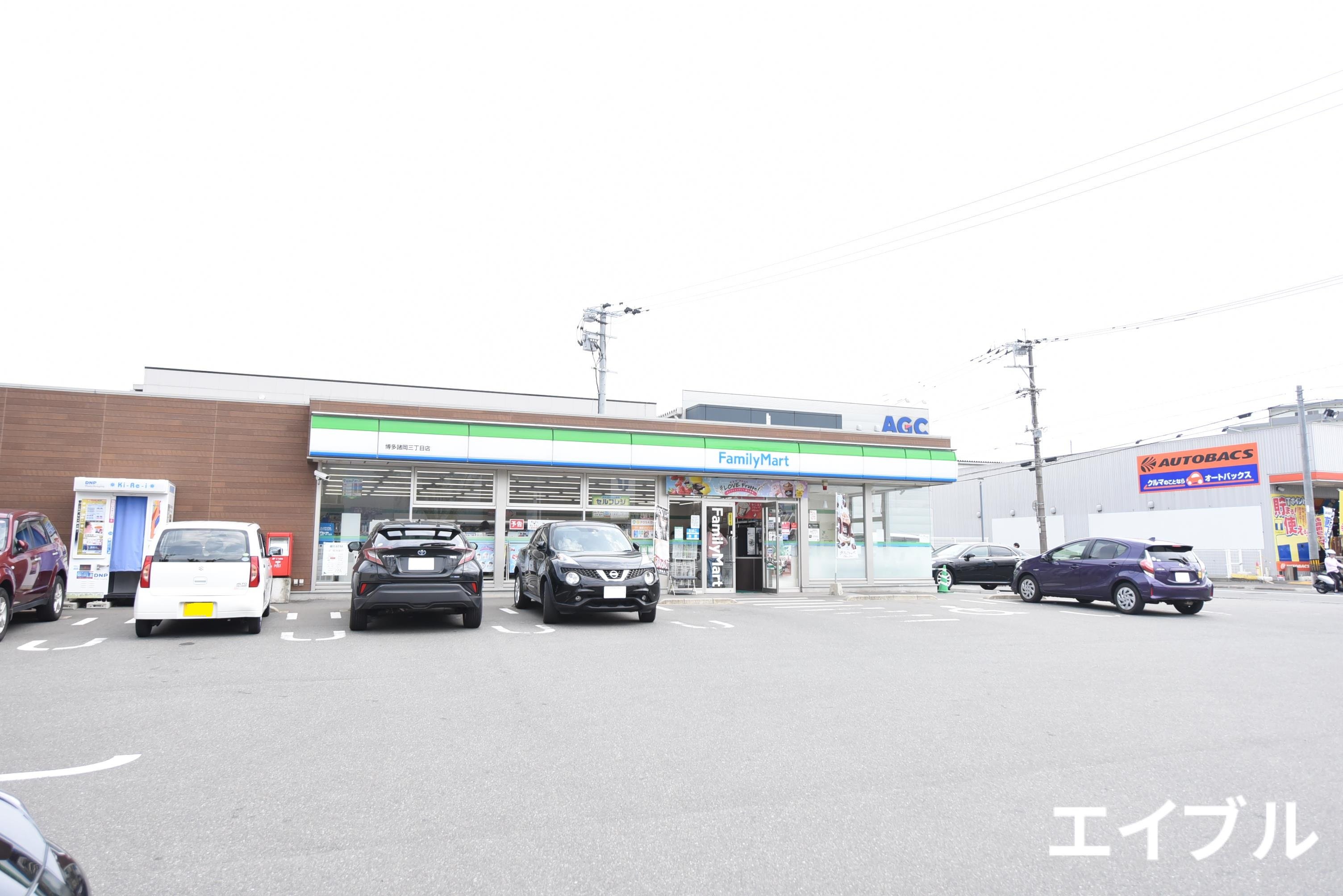 コンビニ　ファミリーマート博多諸岡三丁目店（コンビニ）まで490m