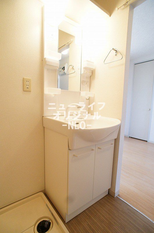 洗面設備　シャワー付き洗面台で忙しい朝でも楽に身支度が出来ます！