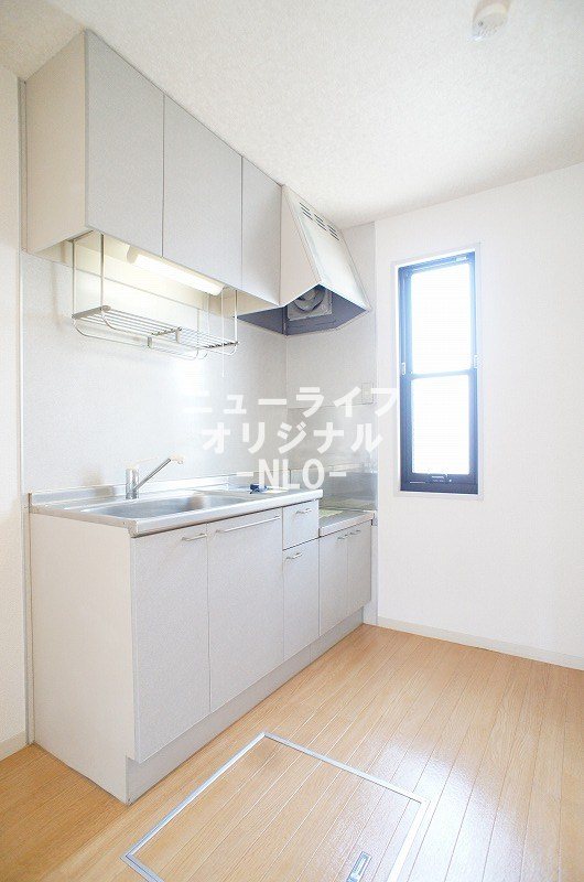 キッチン　窓付きキッチンで明るく換気も出来ます！