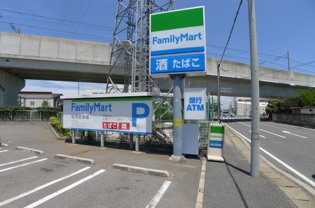 コンビニ　ファミリーマート（コンビニ）まで900m