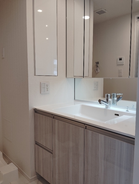 洗面設備　三面鏡付洗面化粧台