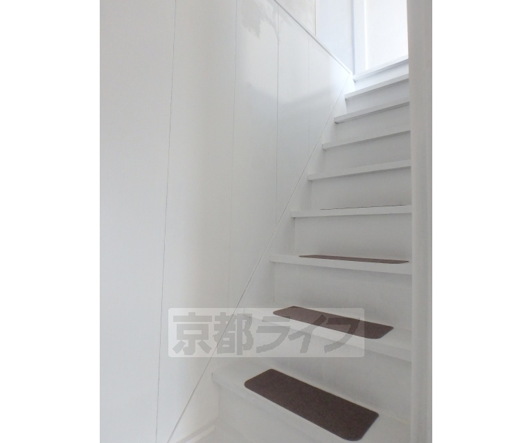 その他部屋・スペース　階段が白く、とても綺麗でおしゃれです！