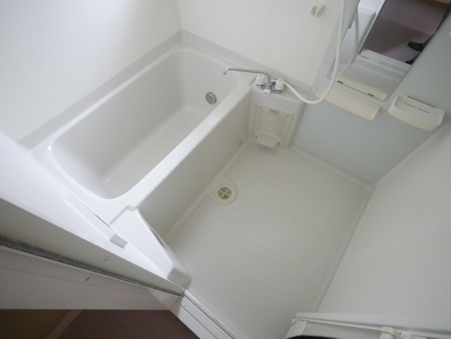 バス・シャワールーム　★鏡付の清潔感のあるバスルームです★