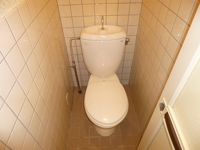 トイレ　異なる号室の室内写真です