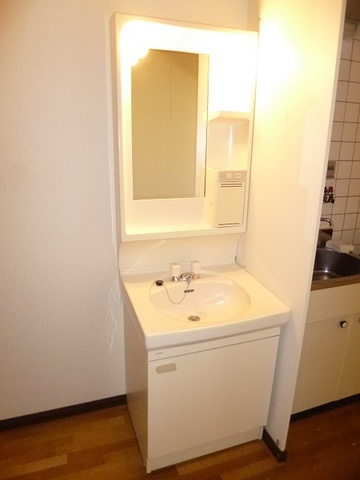 洗面設備　異なる号室の室内写真です