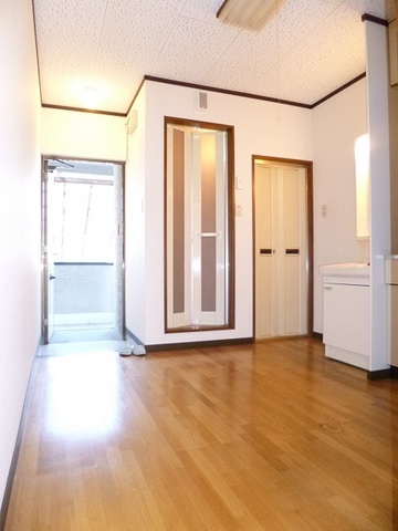 居室・リビング　異なる号室の室内写真です