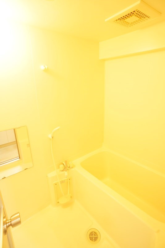 バス・シャワールーム　302：反転イメージ