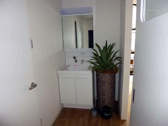 洗面設備　朝の支度にも助かる、独立の洗髪洗面化粧台