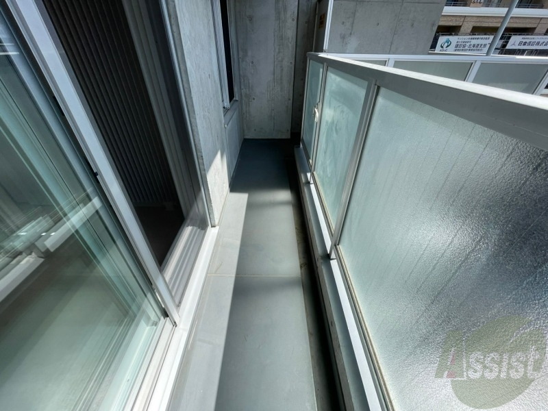 バルコニー　バルコニーが広くプチガーデニングも出来そうですね。