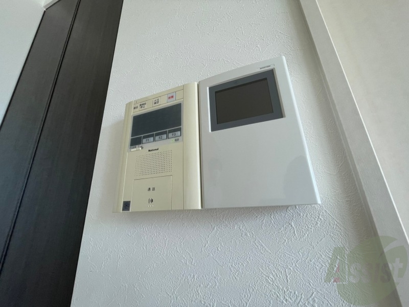 セキュリティ　モニター付インターホンです。来客者の顔が見えるので安心！