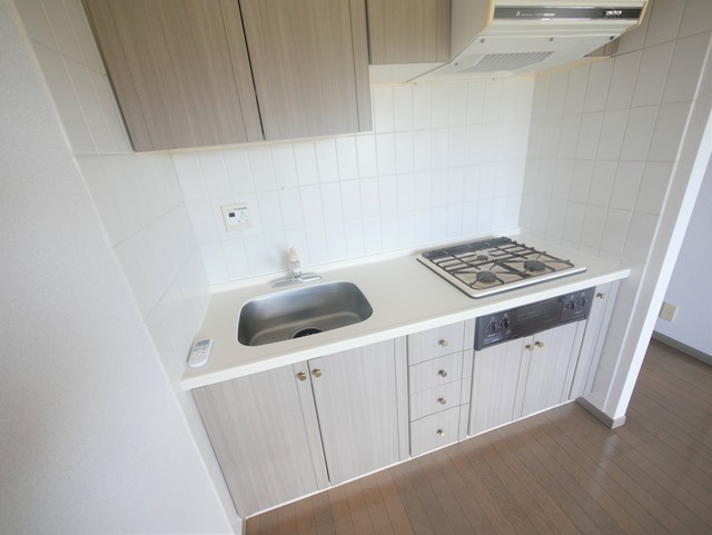 キッチン　★グリル付の２口コンロ設置済でお料理も楽しめます★