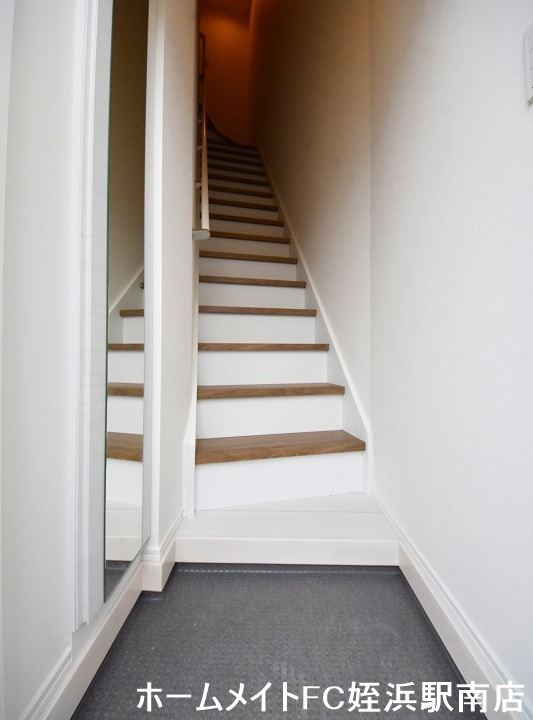 玄関　★天井高下駄箱で玄関回りもスッキリ★