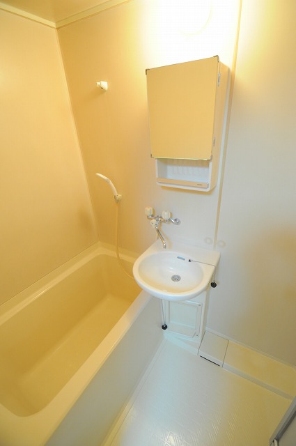 バス・シャワールーム　※別部屋参考写真です