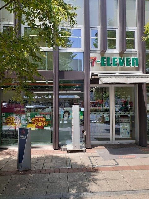 コンビニ　セブンイレブン（コンビニ）まで217m