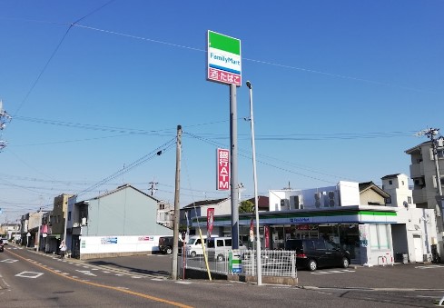 コンビニ　ファミリーマート 東あじま三丁目店（コンビニ）まで1064m