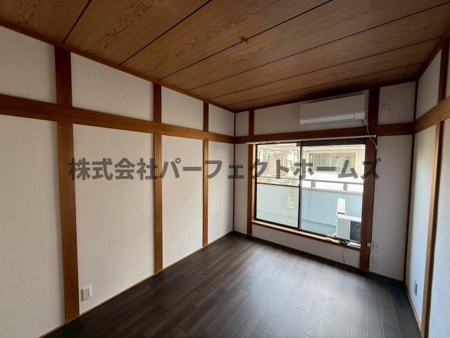 居室・リビング　落ち着いた色調の洋室です