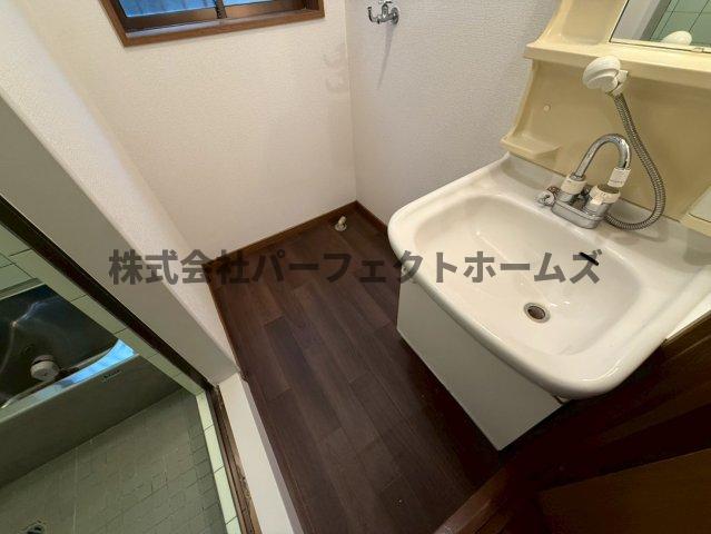 洗面設備　明るい洗面所です