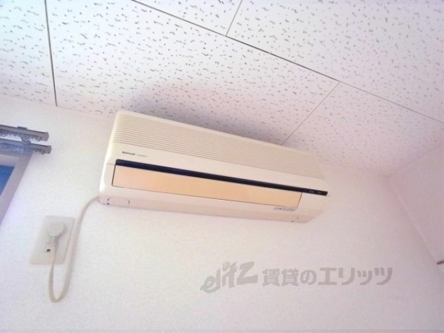 その他設備　洋室のエアコンです。