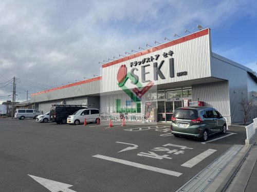 ドラックストア　ドラッグストアセキ前沢店（ドラッグストア）まで386m
