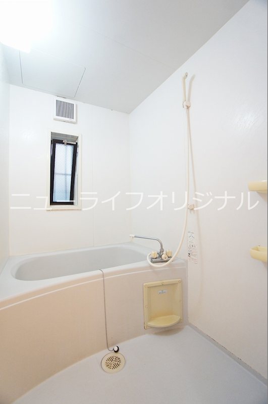 バス・シャワールーム　シンプル機能的な浴室です。