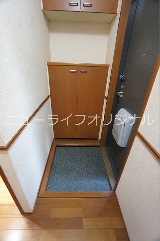 玄関　上下に分かれた使い勝手の良いシューズボックス。