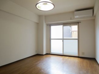 居室・リビング　同物件別部屋