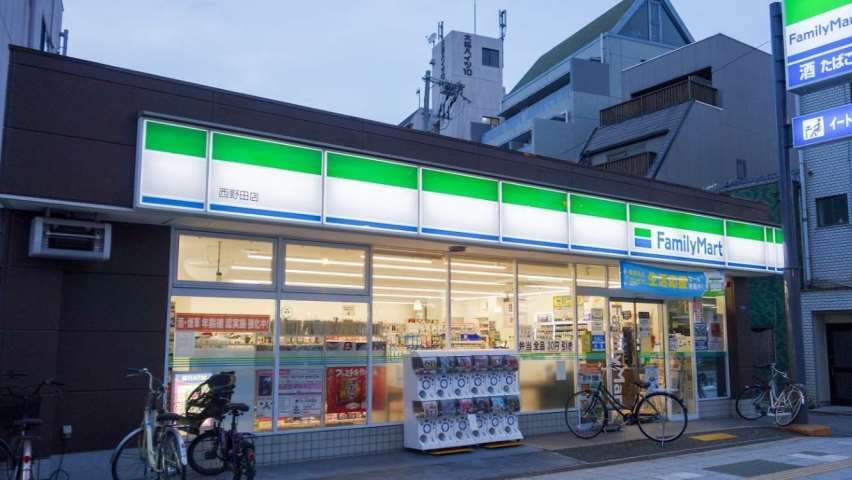 コンビニ　ファミリーマート（コンビニ）まで216m