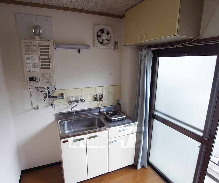 キッチン　すぐ横に窓もあり換気も出来ますね