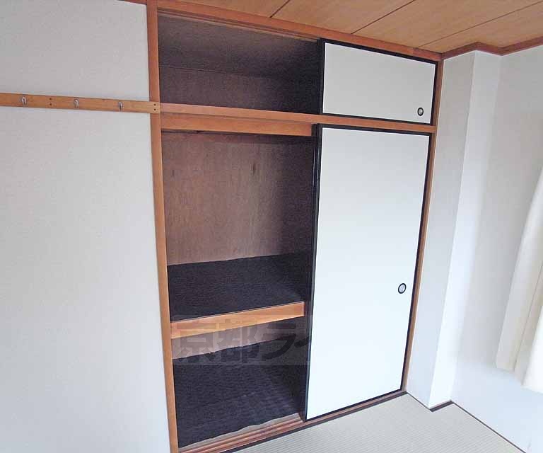 収納　押入れなので奥行きもあり大容量です