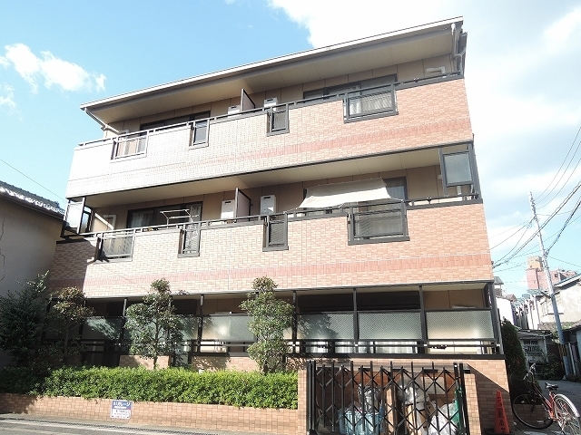建物外観　緑があって綺麗