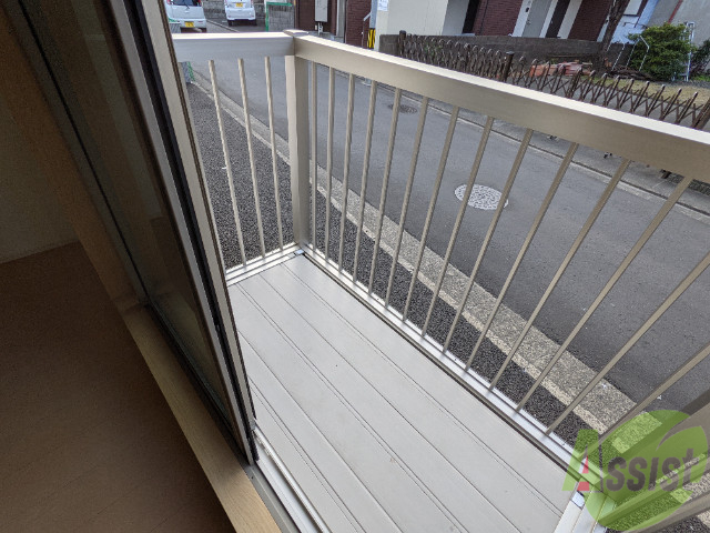 バルコニー　バルコニー。洗濯物がはかどりそうな広さがありますよ。