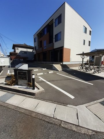 駐車場　駐車場があるので、車を買う予定の方も安心です