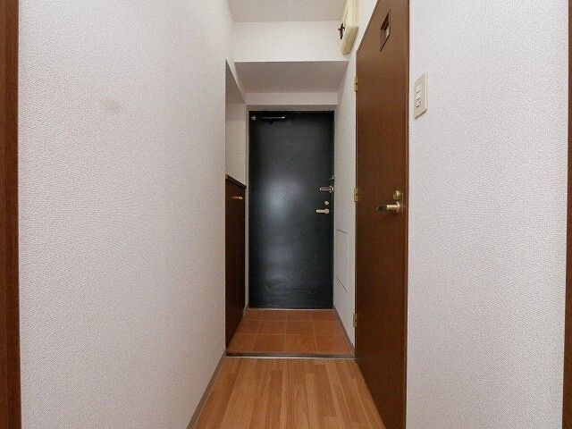 玄関　※写真は別号室です。