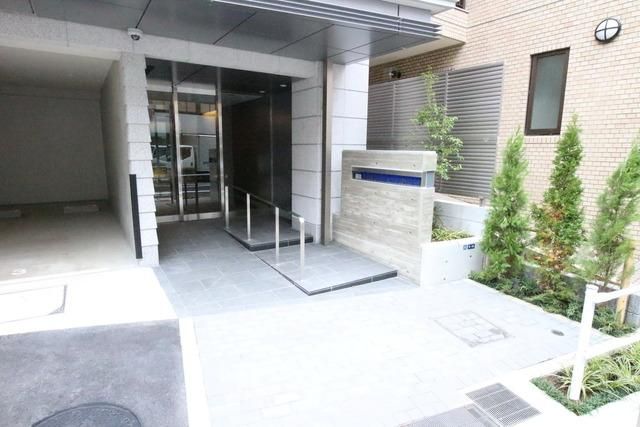 エントランス　☆正面入り口です。道路に面しております☆