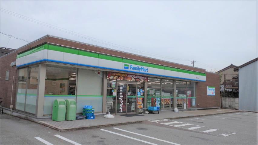 コンビニ　ファミリーマート（コンビニ）まで718m