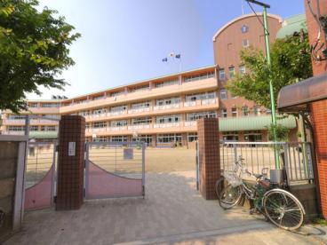 小学校　足立区立梅島小学校（小学校）まで582m