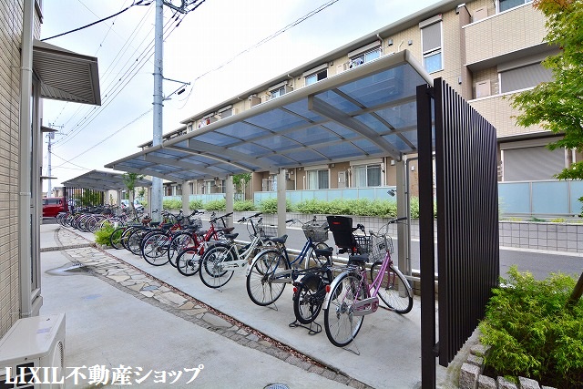 その他共有部分　敷地内に屋根付きの駐輪場があります。