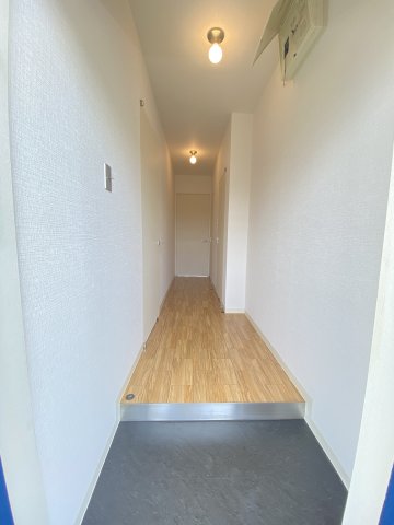 玄関　※別部屋のお写真で、現況優先と致します。