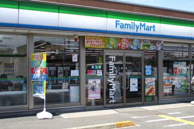 コンビニ　ファミリーマート 川口伊刈店（コンビニ）まで467m