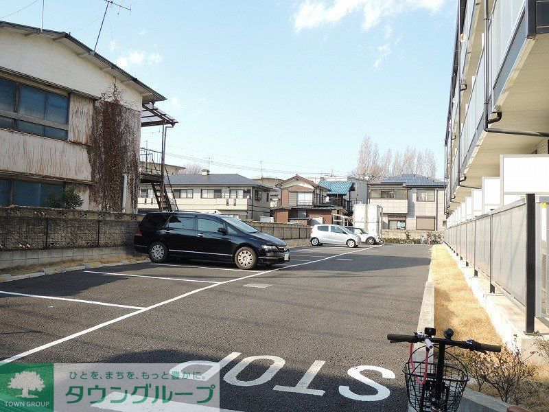 駐車場　コンクリートの駐車場完備